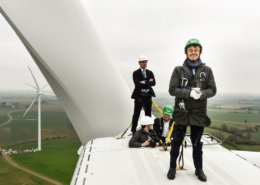 Ailes de Taillard - Illustration Nicolas Hulot sur une éolienne