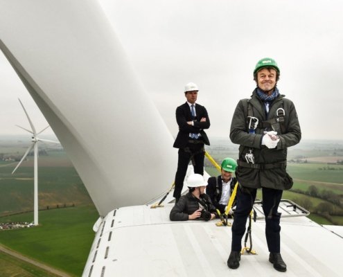 Ailes de Taillard - Illustration Nicolas Hulot sur une éolienne